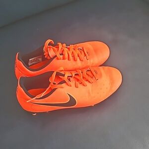 NIKE SOCCER CLEATS SIZE 36 4.5 boys us